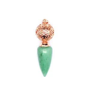 Dettaglio di un ciondolo a cono in pietra verde naturale con sfera in metallo oro rosa