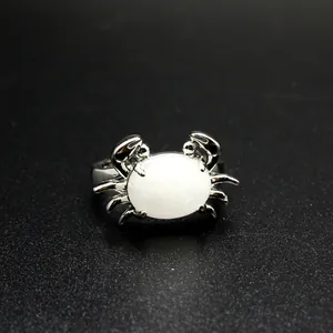 Detailansicht des eleganten Krabbenrings mit einem weißen Opalstein in der Mitte