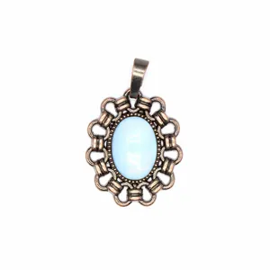 Detailansicht eines Vintage-Hohl-Anhängers mit einem glatten, blauen ovalen Achat