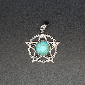 Gedetailleerd beeld van een zilveren pentagram hanger met turkoois steen en mystieke tekens.