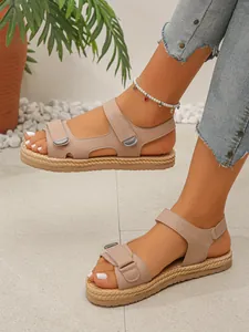 Dettaglio della vista laterale di sandali beige con zeppa e cinturini regolabili