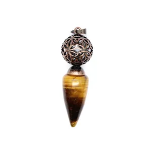 Dettaglio del ciondolo a cono in occhio di tigre vintage con collana a sfera in bronzo