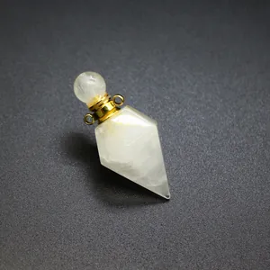 Primo piano del ciondolo bottiglia di olio essenziale in pietra naturale a forma di diamante
