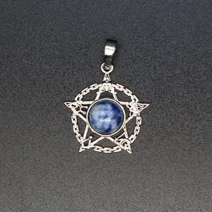 Detail van een zilveren pentagram hanger met een centrale ronde blauwe natuursteen