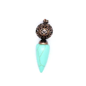 Dettaglio della collana con pendente a sfera cava in rame antico e cono turchese