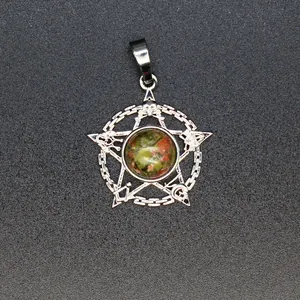 Gedetailleerde weergave van een pentagram hanger met unakiet en esoterische symbolen