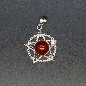 Gedetailleerde weergave van pentagram hanger met rode natuursteen en maçonnieke symbolen