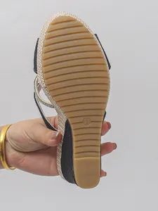 Detailansicht der rutschfesten Gummisohle für modische Damen-Keilsandalen, Größe 37