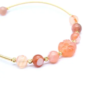 Detailaufnahme des Katzenpfoten-Armbands aus rotem Achat mit 24K Goldbeschichtung