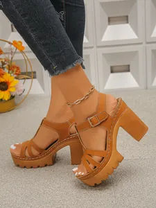 Close-up van bruine platform sandalen met dikke hak en stijlvol peep-toe ontwerp