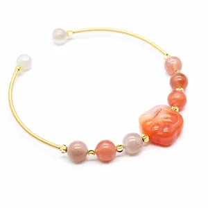 Detailansicht des roten Achat-Katzenpfoten-Armbands mit 24K vergoldetem Design