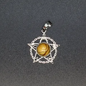 Detailopname van een zilveren pentagram hanger met een centrale natuurlijke jaspis steen.