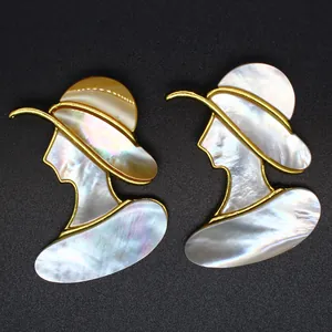 Détail de broches en nacre naturelle miroitante représentant un profil féminin