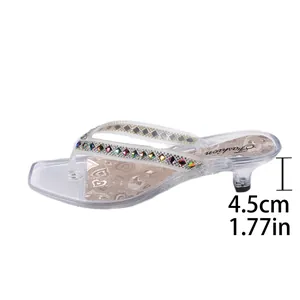 Detalle que muestra la altura del tacón de 4,5 cm en sandalias de cristal