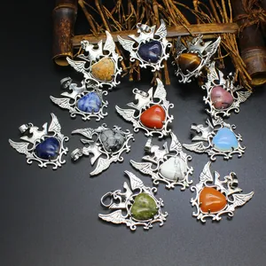 Colgantes de corazón de piedra natural con diseño de alas y corona en varios colores.