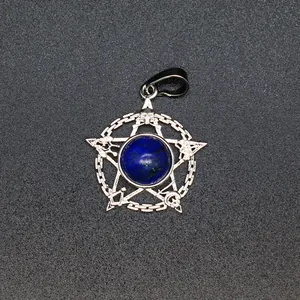 Detailopname van de lapis lazuli pentagram hanger met maçonnieke en occulte tekens.