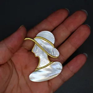 Détail d'une élégante broche et pendentif en nacre représentant un profil de dame