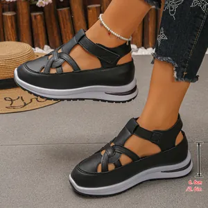 Detailansicht schwarzer Plateau-Sandalen mit römischem Design und 6,6 cm Keilabsatz