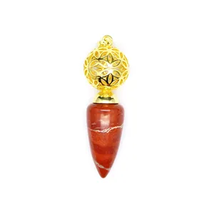 Vista dettagliata di un ciondolo a cono in diaspro rosso con sfera decorativa cava dorata superiore