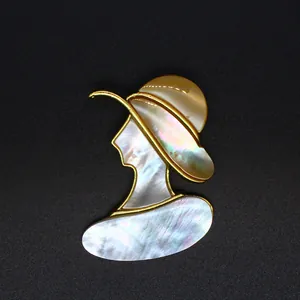 Vue macro détaillée d'une broche en nacre pour femme montrant sa texture iridescente