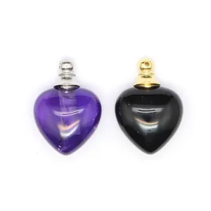 Dettaglio di ciondoli diffusori per oli essenziali in cristallo a forma di cuore viola e nero