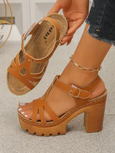 Gedetailleerd zijaanzicht van bruine plateau sandalen met dikke hak en open teen