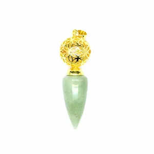 Dettaglio del pendente a cono in pietra naturale verde con sfera cava dorata traforata