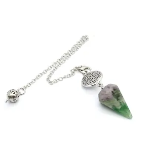 Gros plan d'un pendentif pendule hexagonal en fluorite naturelle sur une chaîne argentée