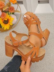 Gedetailleerd overzicht van bruine dames sandalen met blokhak en plateauzool