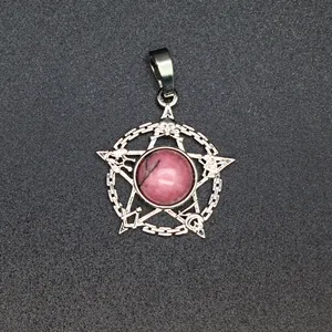 Macro detail van gotische pentagram hanger met roze natuursteen en occulte symbolen