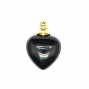 Dettaglio di un ciondolo diffusore in pietra nera a forma di cuore con tappo dorato.