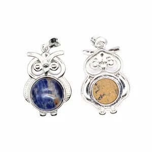 Dettaglio di ciondoli a civetta in argento con pietre naturali sodalite blu e diaspro.