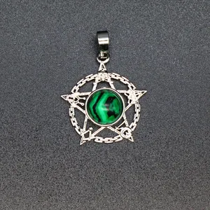 Gedetailleerde close-up van een mannelijke zilveren pentagram hanger met malachiet steen