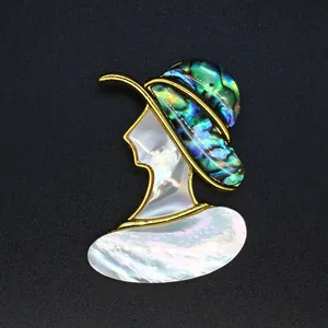 Vue détaillée d'une élégante broche de dame en nacre et coquilles d'ormeau colorées