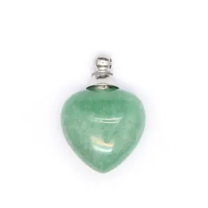 Dettaglio di un ciondolo diffusore a forma di cuore in pietra naturale verde