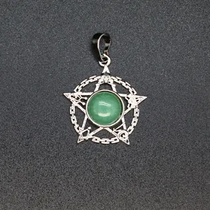 Gedetailleerde weergave van zilveren pentagram hanger met groene natuursteen en symbolen