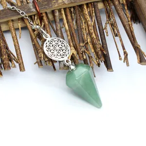 Détail du collier pendule en pierre naturelle verte avec charme de la Fleur de Vie