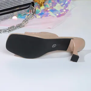 Detailansicht beige Pantolette mit Krokoprägung, eckiger Zehenpartie und Stilettoabsatz