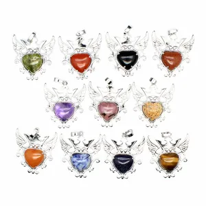Variedad de colgantes de piedra natural en forma de corazón con corona y alas