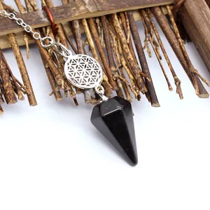 Détail du collier pendule en pierre noire avec une breloque Fleur de Vie en argent