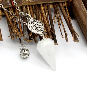 Vue détaillée du collier pendule en cristal blanc avec breloque Fleur de Vie