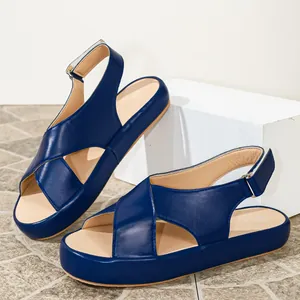 Vue détaillée de sandales à plateforme bleu marine avec brides croisées et boucle à l'arrière.