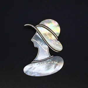 Vue détaillée de la broche pendentif en nacre irisée avec profil de dame noble.