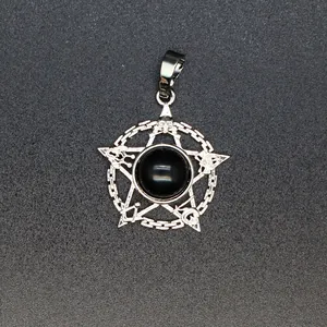 Gedetailleerd zicht op een zilveren pentagram hanger met vrijmetselaarssymbolen en onyx.