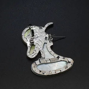 Vue détaillée du dos texturé argenté d'un pendentif broche en nacre en forme de dame.