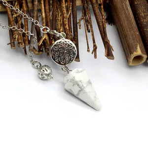 Détail du collier pendule conique en marbre blanc avec charme Fleur de Vie