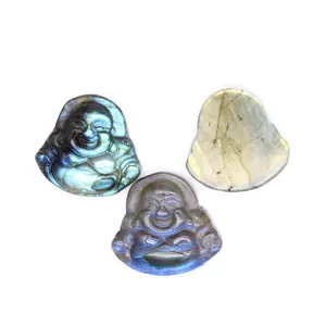 Detailansicht von drei natürlichen Labradorit-Kristall-Lachender-Buddha-Schnitzereien mit Glanz.