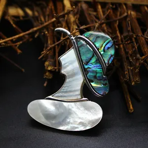 Vue détaillée montrant la texture naturelle de cette élégante broche en nacre et abalone