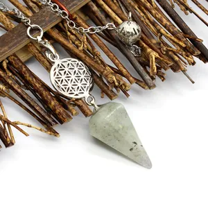 Détail du pendentif fleur de vie et du collier pendule en pierre naturelle hexagonale