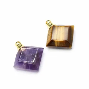 Detalle macro de los colgantes de frascos de perfume de amatista y piedra ojo de tigre